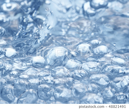 Ice and carbonated water 48821491