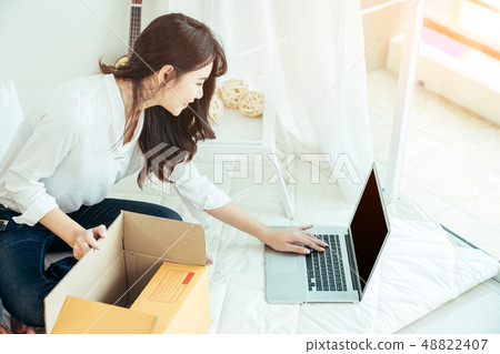 Girl working with online marketing bussiness. Girl working with online marketing bussiness. 48822407