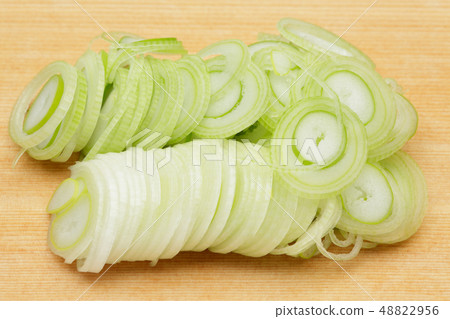 Long onion small cut 48822956