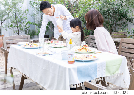 家庭形像在露台上吃 48823293