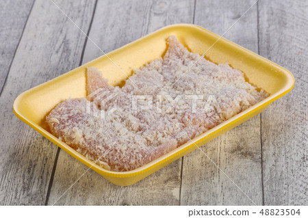 Raw chicken cutlet Raw chicken cutlet 48823504