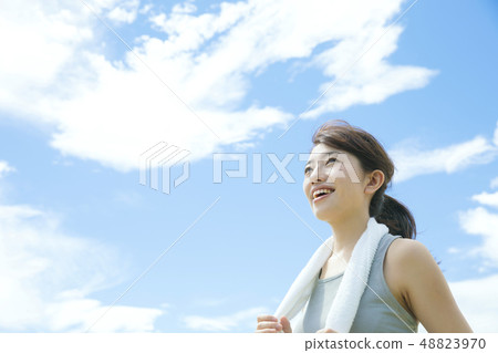 跑的跑步的馬拉松婦女藍天 48823970