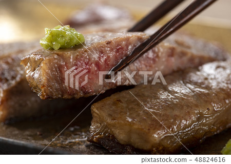 腰肉牛排配切碎的芥末 腰肉牛排配切碎的芥末 48824616