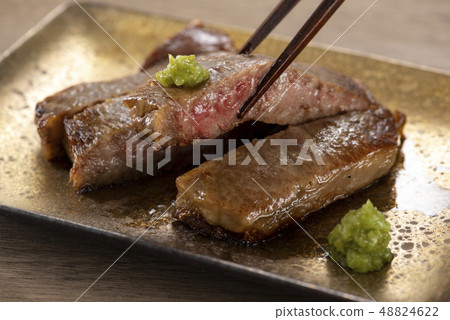 腰肉牛排配切碎的芥末 腰肉牛排配切碎的芥末 48824622