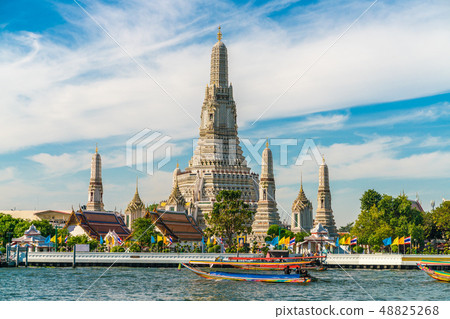 Temple of dawn Wat Arun with Chao Praya river 48825268