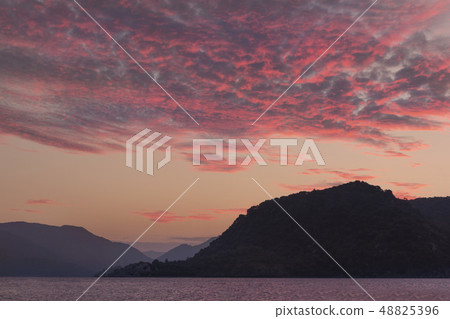 Beautiful sunset on the sea in summer Beautiful sunset on the sea in summer 48825396