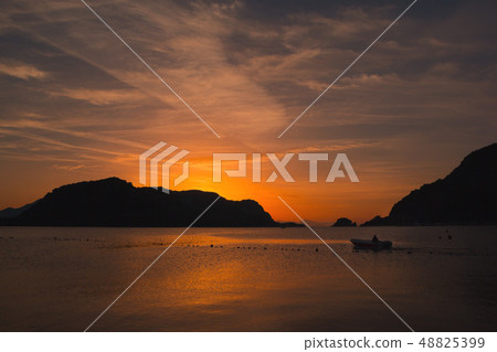 Beautiful sunset on the sea in summer Beautiful sunset on the sea in summer 48825399