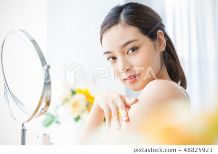 Women beauty 48825921