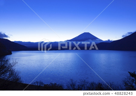 黎明富士山，本栖湖山梨縣 48828243