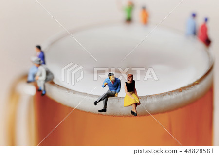 與杯子的啤酒交談的男人和女人 48828581
