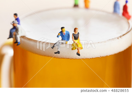 Couple talking with a mug of beer 48828655