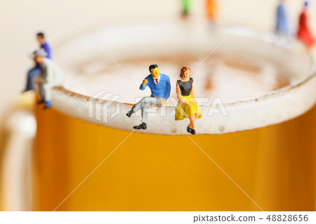 夫婦談話與一個杯子啤酒 夫婦談話與一個杯子啤酒 48828656