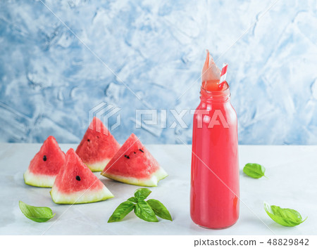Splashes of watermelon lemonade in mason jar 48829842