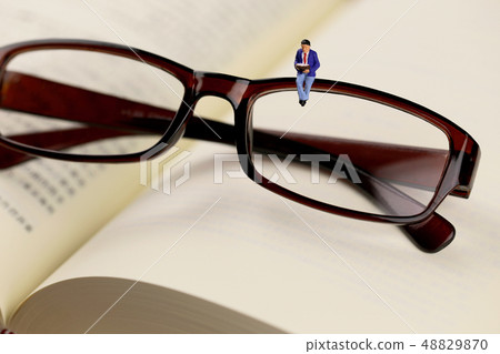 男子坐在書和眼鏡 男子坐在書和眼鏡 48829870