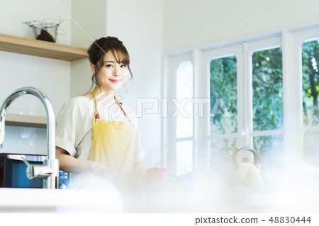 廚房女性主婦家務生活方式烹調 廚房女性主婦家務生活方式烹調 48830444
