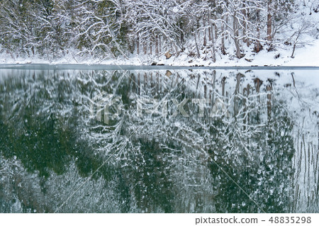 The scenery of Lake Nakazuna and the frozen water surface of the snow scene of Omachi City, Nagano Prefecture 48835298