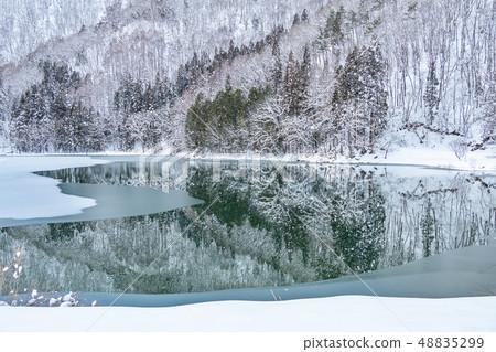 The scenery of Lake Nakazuna and the frozen water surface of the snow scene of Omachi City, Nagano Prefecture 48835299