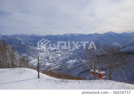 Yuzawa高原的傾斜的風景看法在冬天和索道 48839737