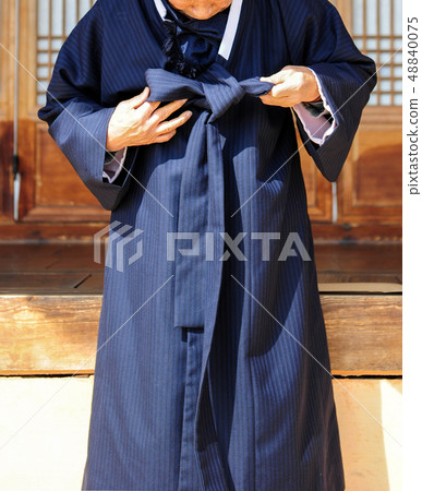 Attaching hanbok pus Attaching hanbok pus 48840075