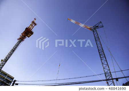 起重機汽車在一個高層建築物建造場所 48841690