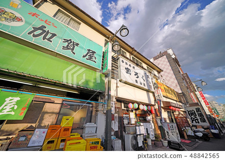 在日本的東京都市風景我看酒吧區域和酒店等。 48842565