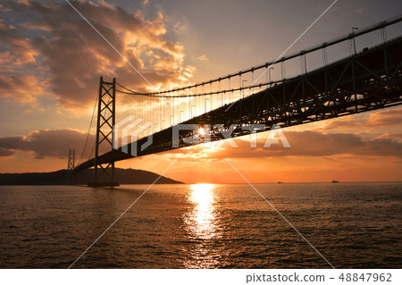Akashi Kaikyo橋樑的晚上視圖 48847962