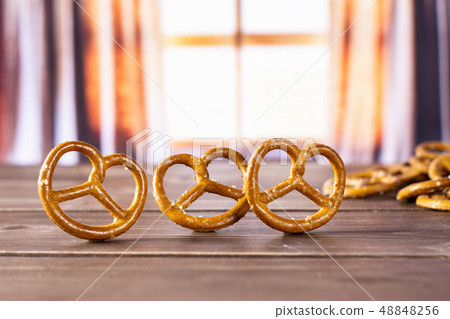 Mini salted pretzels with curtains 48848256