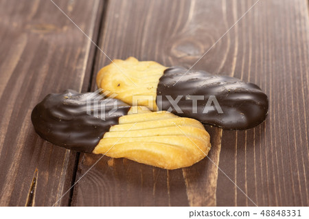 Lazy cookie with chocolate on brown wood 48848331
