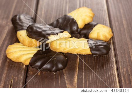 Lazy cookie with chocolate on brown wood Lazy cookie with chocolate on brown wood 48848334