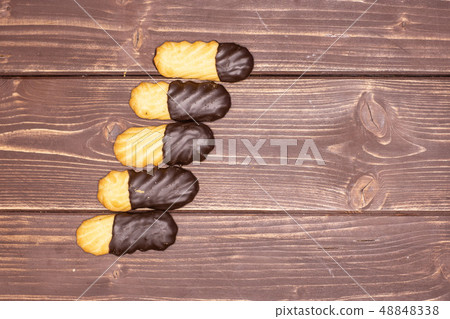 Lazy cookie with chocolate on brown wood 48848338