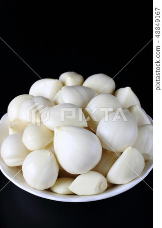 Garlic pieces peeled from the skin 48849167