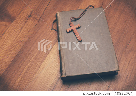 Vintage tone of wooden Christian cross necklace  48851764
