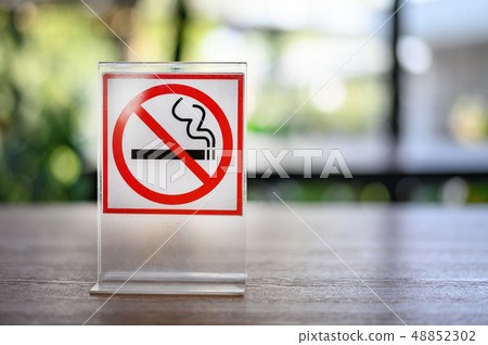 No smoking sign on wooden table in coffee shop No smoking sign on wooden table in coffee shop 48852302