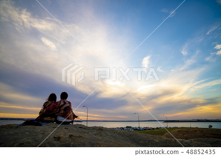 美麗的日落天空和lovers_5 美麗的日落天空和lovers_5 48852435