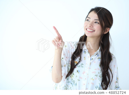 智能手機和一位年輕女士 48852724