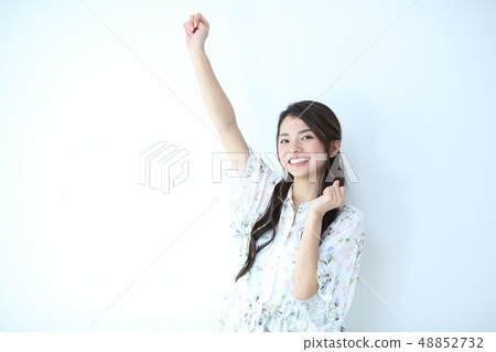 智能手機和一位年輕女士 48852732