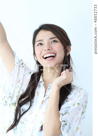 智能手機和一位年輕女士 48852733