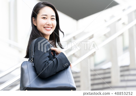 穿西裝的女人 48853252