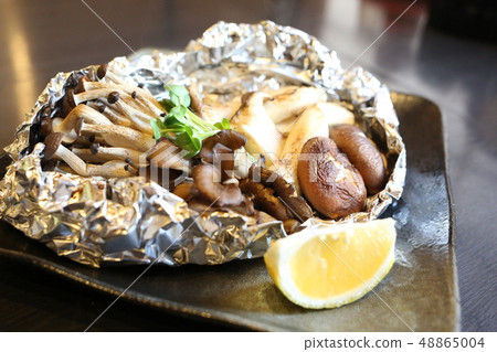 與箔的烤蘑菇 48865004