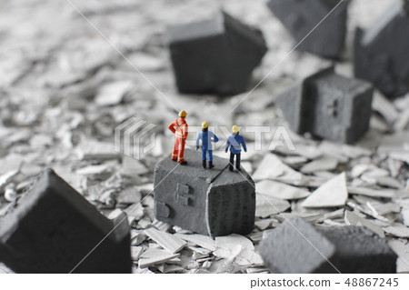  人們在災難中盯著破碎的房屋和瓦礫 48867245