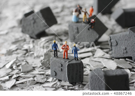  人們在災難中盯著破碎的房屋和瓦礫 48867246