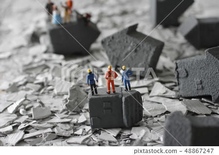  人們在災難中盯著破碎的房屋和瓦礫 48867247