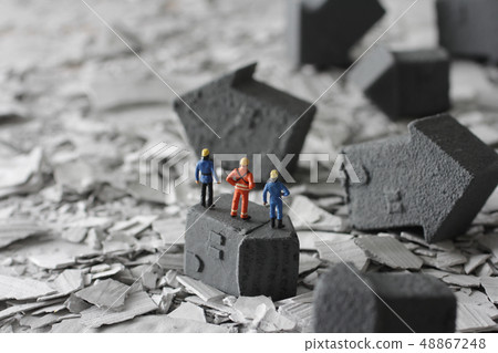  人們在災難中盯著破碎的房屋和瓦礫 48867248