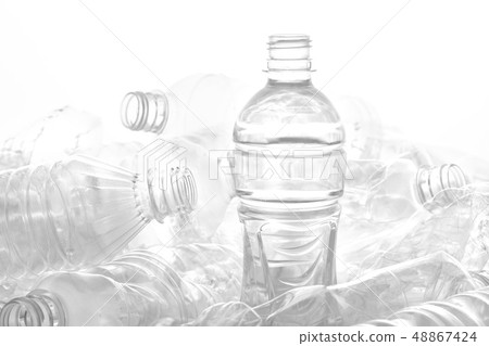 在白色背景堆積的許多塑料瓶和綠色葉子 在白色背景堆積的許多塑料瓶和綠色葉子 48867424