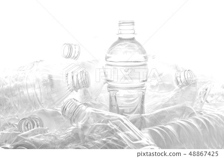 在白色背景堆積的許多塑料瓶和綠色葉子 在白色背景堆積的許多塑料瓶和綠色葉子 48867425