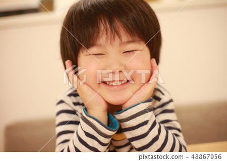 微笑男孩 48867956