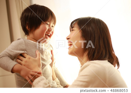 笑臉父母和孩子 笑臉父母和孩子 48868053