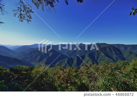 藍天和山脈 藍天和山脈 48868872