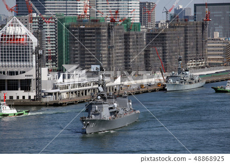 The escort ship "Murasame" and the British Navy "Montrose" leaving Harumi Pier 2019/3/14 The escort ship "Murasame" and the British Navy "Montrose" leaving Harumi Pier 2019/3/14 48868925