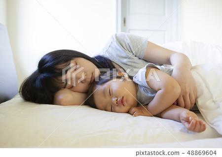 父母和孩子小睡一會兒 父母和孩子小睡一會兒 48869604